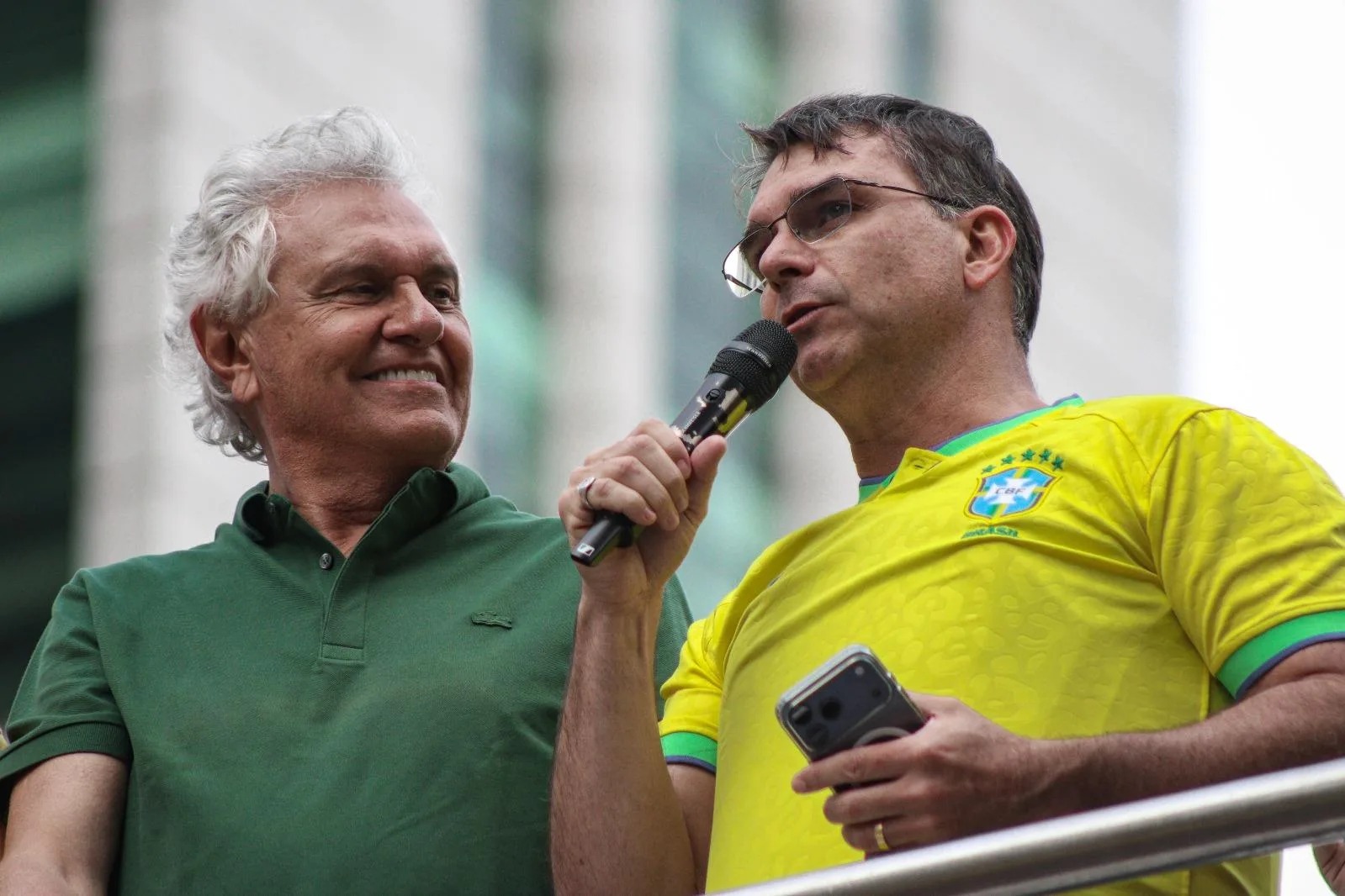 Caiado oficializa apoio a Flvio Bolsonaro sob aplausos e g | Politica | QTU Notícias