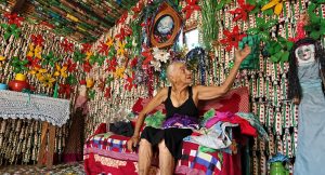 Idosa vive em casa com garrafas