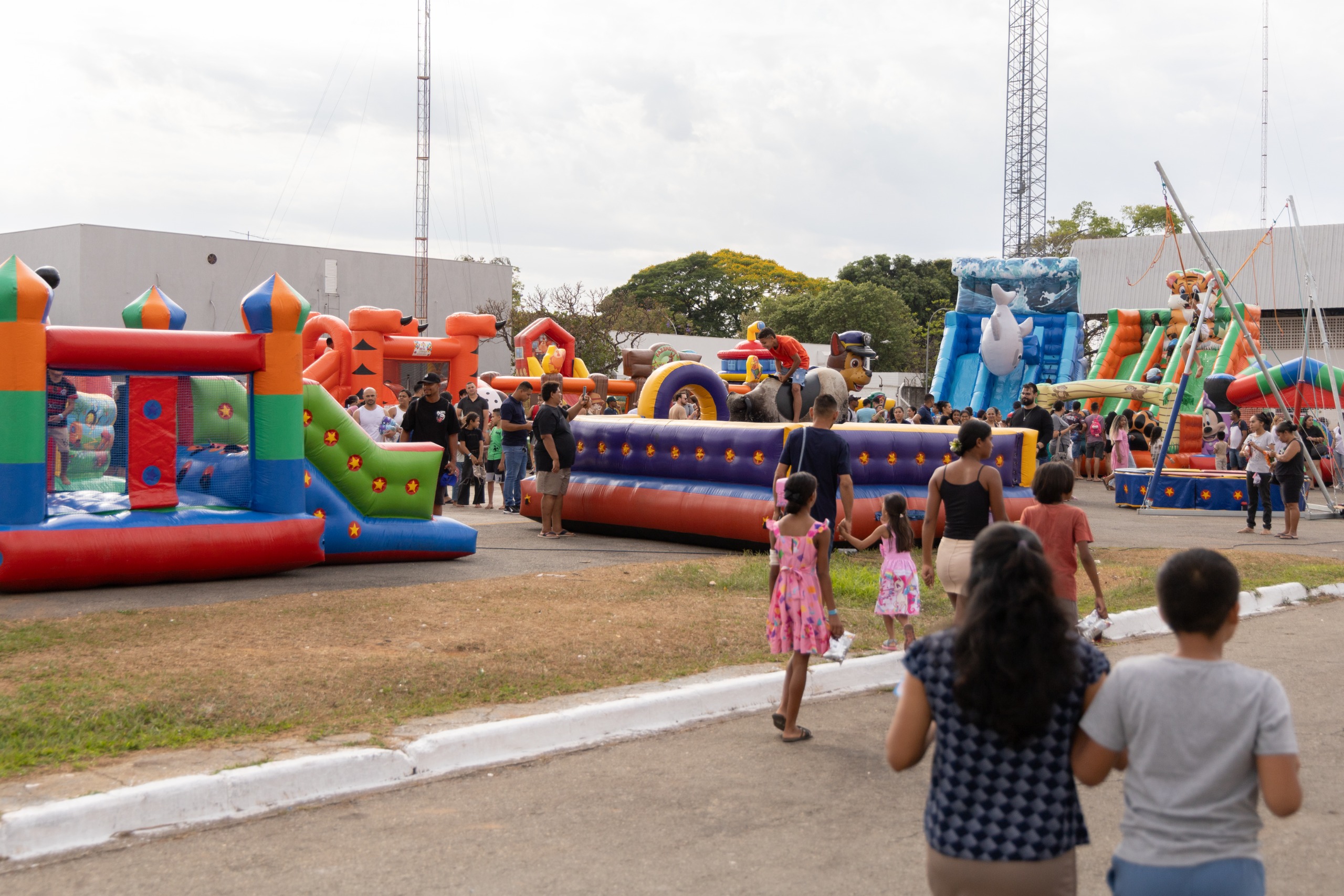 Dia das Crianças terá 50 brinquedos infláveis e sorteio de 120 bicicletas em Aparecida de Goiânia.