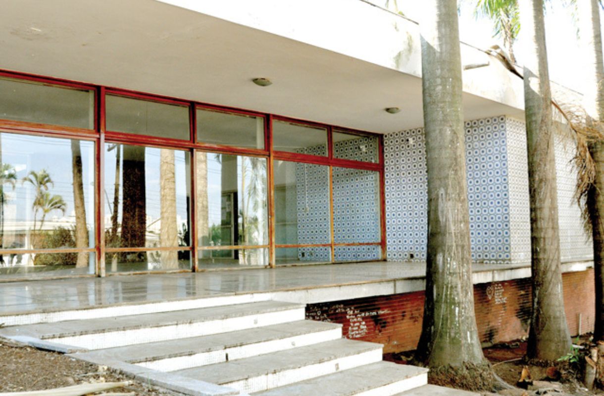 Casa Anapolino de Faria, no Centro de Anápolis, foi projetada por Oscar Niemeyer e teve tombamento aprovado pela Câmara. (Foto: Reprodução)