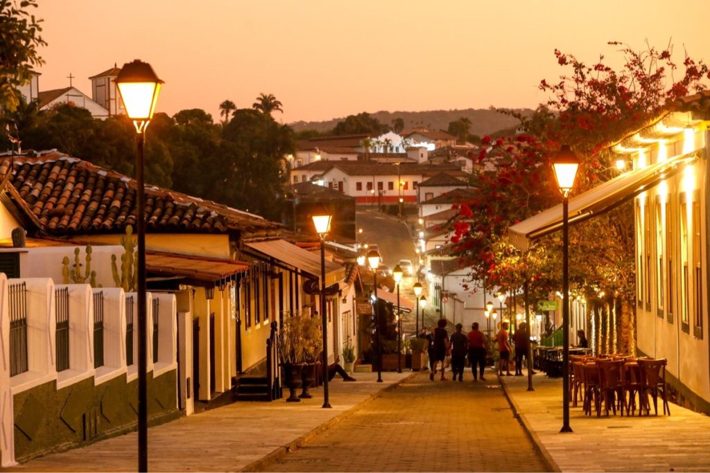 A cidade goiana perto de Goiânia e Anápolis que tem cachoeiras, casarões antigos e rua gastronômica para passar o fim de semana descansando