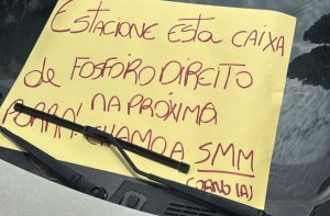 Placa colocada em carro de motorista de Goiânia chama atenção