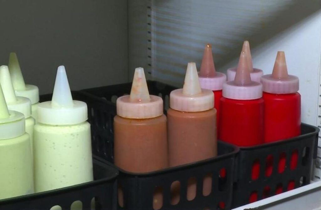bisnagas de ketchup e mostarda