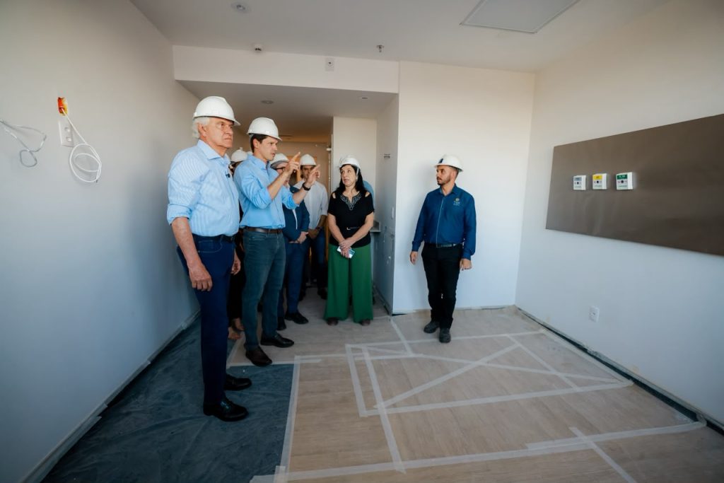 Daniel Vilela vistoriou as adaptações do prédio que receberá o novo Hugo, previsto para entrar em funcionamento em 2027. (Foto: Júnior Guimarães/Governo de Goiás)