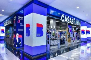 Kit de sofás por R$ 860: novo leilão da Casas Bahia tem geladeira de vidro duas portas com 60% de desconto
