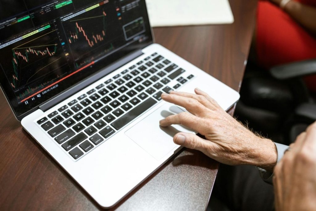 6 profissões que estão dominando o mercado de trabalho e pagam salários acima de R$ 15 mil por mês