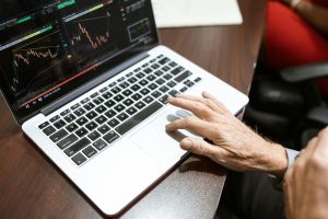 6 profissões que estão dominando o mercado de trabalho e pagam salários acima de R$ 15 mil por mês