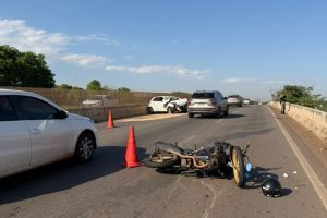 Motociclista é arremessado de viaduto após grave acidente envolvendo carro e duas motos em Goiânia