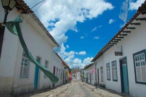 A cidade escondida em Goiás que reúne cavernas, cânions e cachoeiras de águas cristalinas em meio ao Cerrado
