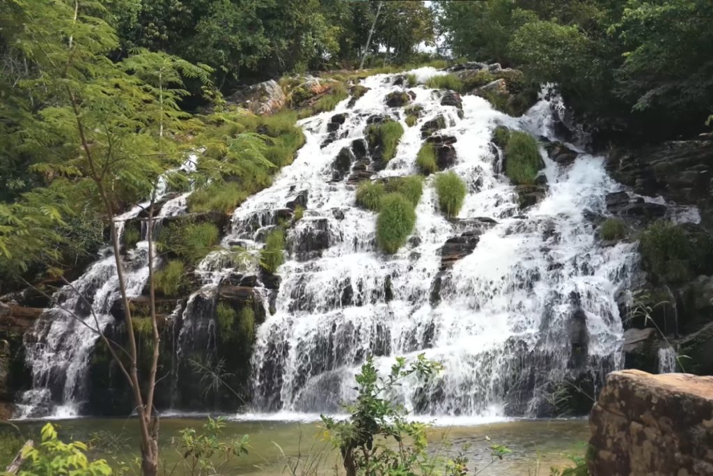 A cidade goiana cercada por serras, rios e lagos que reúne cachoeiras e paisagens pouco conhecidas pelos turistas