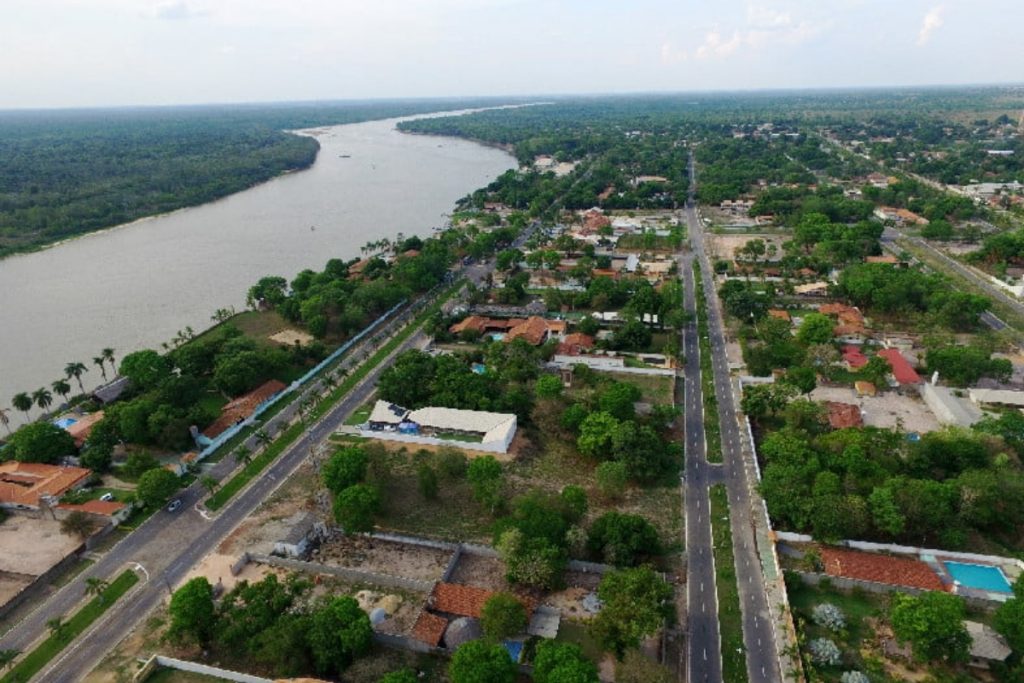 A cidade de Goiás que tem praias de água doce, areia às margens do Araguaia e atrai turistas mesmo longe do litoral
