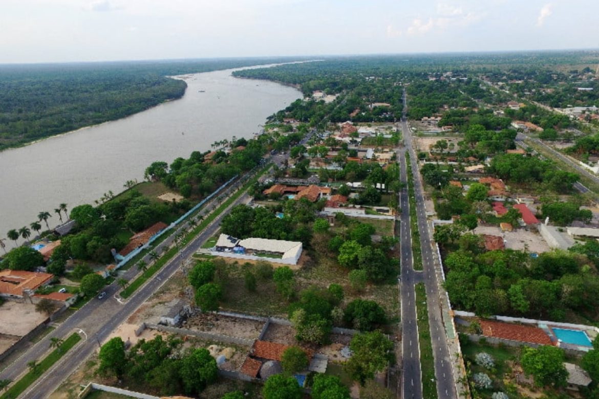 A cidade de Goiás que tem praias de água doce, areia às margens do Araguaia e atrai turistas mesmo longe do litoral