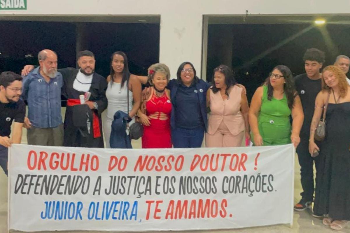Gari consegue se formar em Direito e agora é advogado