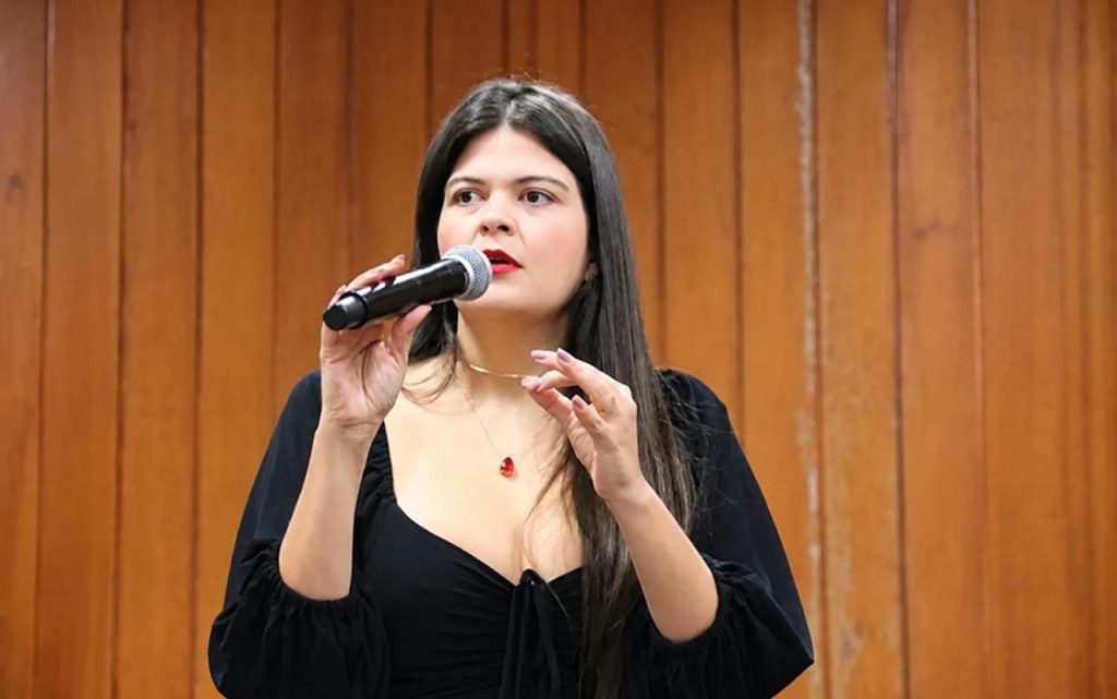 Aava Santiago retomou o mandato na Câmara de Goiânia após liminar do CNJ. (Foto: Reprodução/Câmara Municipal de Goiânia)