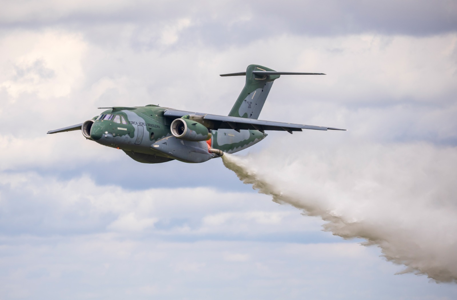 Avião da Base Aérea de Anápolis é acionado para combater incêndios que colocaram 36 cidades do Amazonas em emergência
