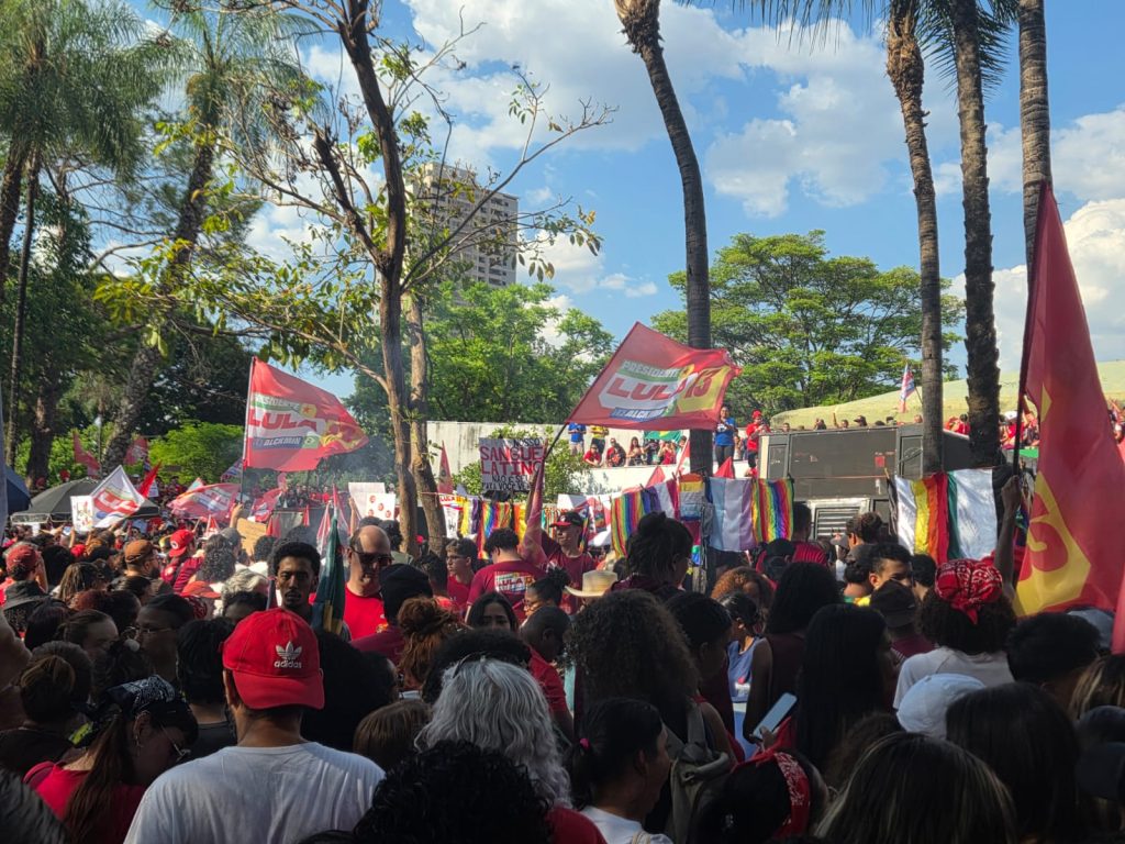 Ato pró-Lula reúne multidão na Praça Universitária, em Goiânia