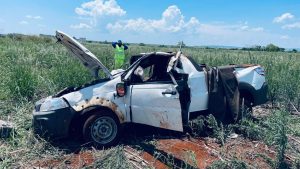 Carro saiu da pista e capotou na BR-153, zona rural de Itumbiara.