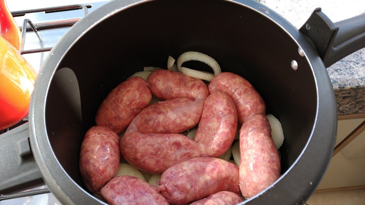 Colocar um pouco de vinagre na água de cozinhar a linguiça: para que serve e por que o truque se espalhou nas cozinhas