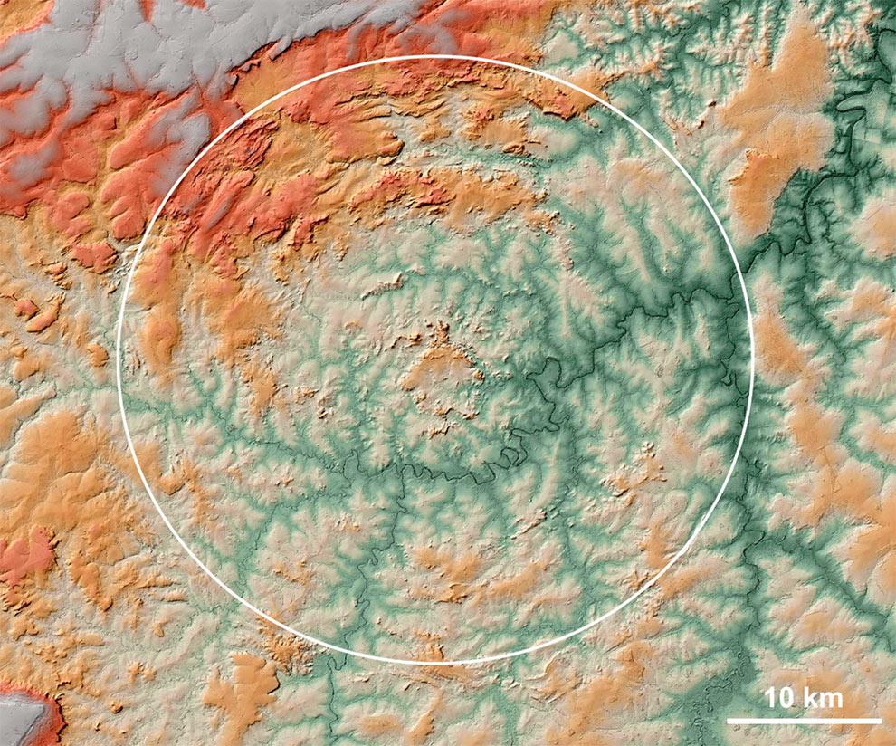 Imagem de satélite mostra a cratera de Araguainha, que se estende por Goiás e Mato Grosso. (Foto: NASA/Wikimedia Commons) 