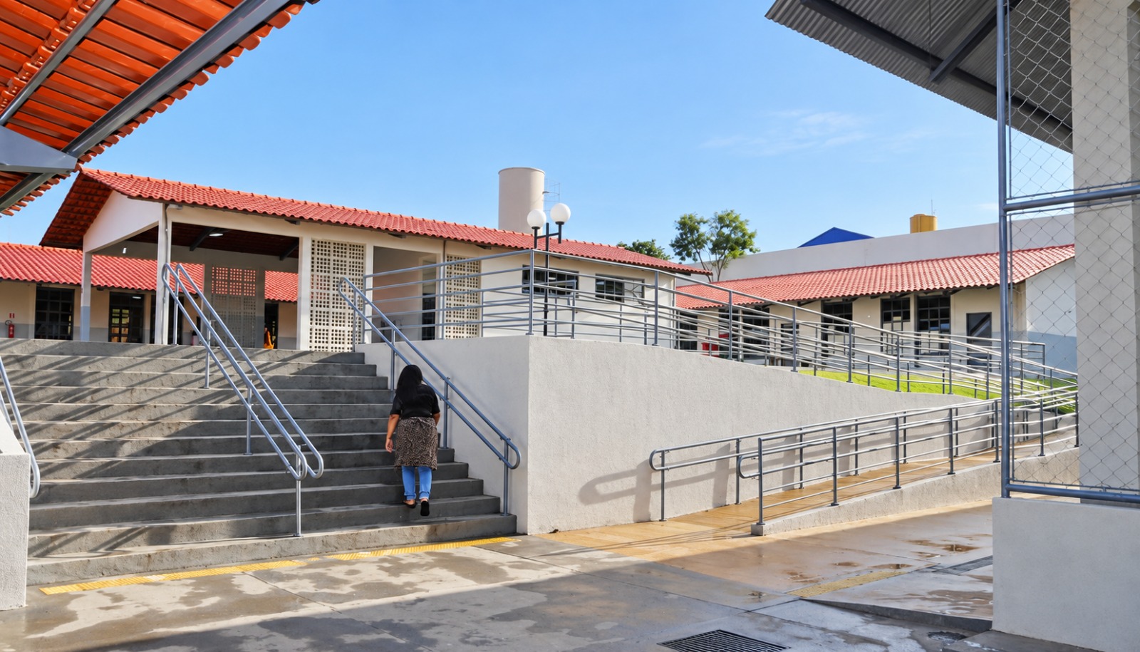 Mulher volta à escola onde aprendeu a ler e escrever e descobre que sua primeira professora guarda um caderninho com os nomes de todos os alunos e uma lembrança especial de cada um