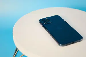 Celular com a tela para baixo