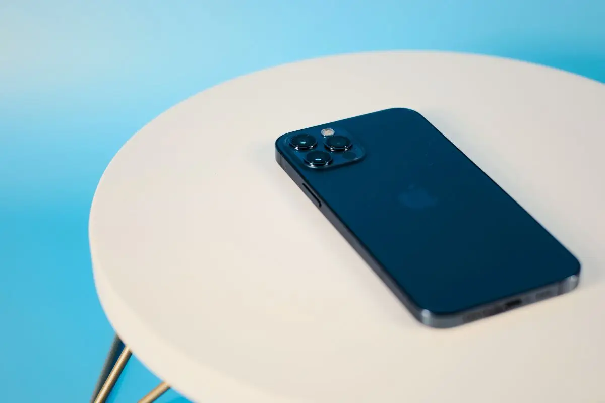 Celular com a tela para baixo