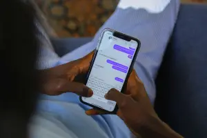 Checar mensagem no celular diversas vezes pode revelar algo