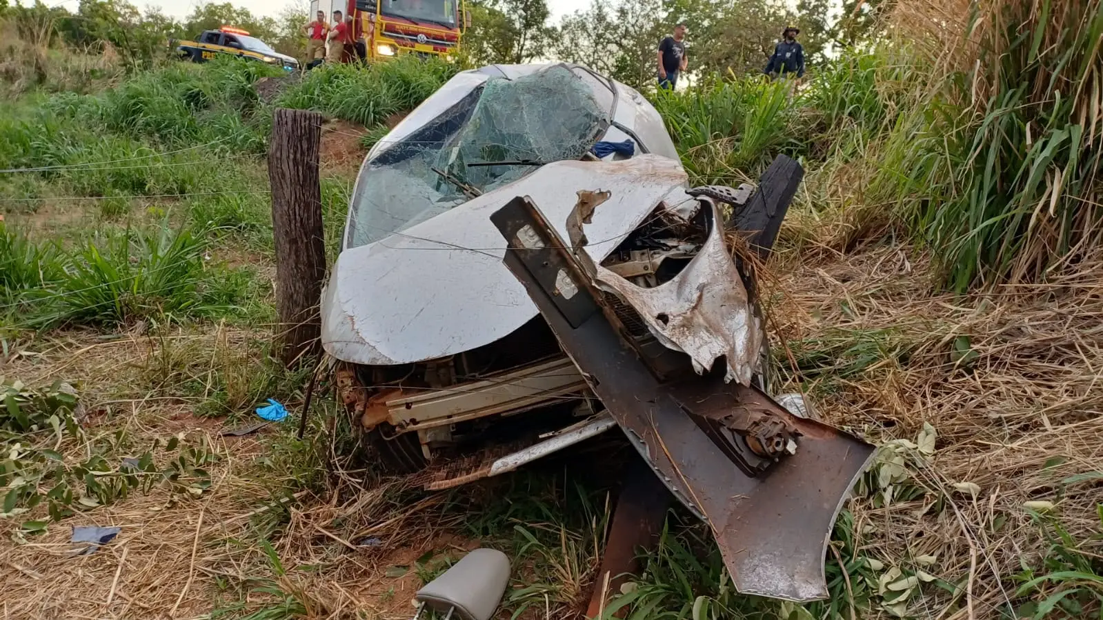 Mulher de 30 anos morreu após perder o controle do carro em uma curva da BR-158, em Bom Jardim de Goiás (Foto: Divulgação/PRF)