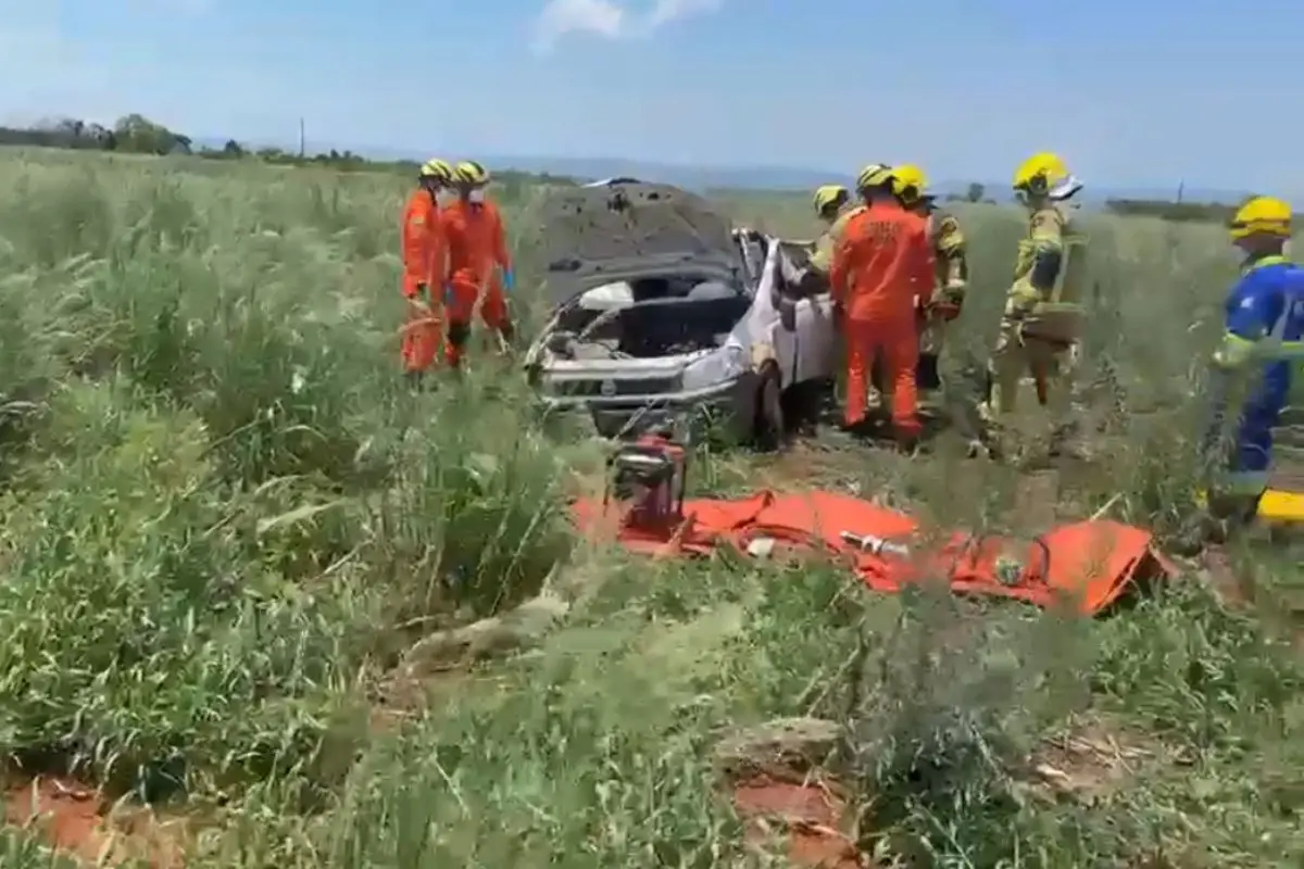 Idosa de 70 anos morreu junto ao filho, de 45, após capotamento em Itumbiara. (Foto: Divulgação/PRF)