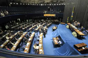 Oposição libera bancadas para votar PEC do fim da escala 6x1