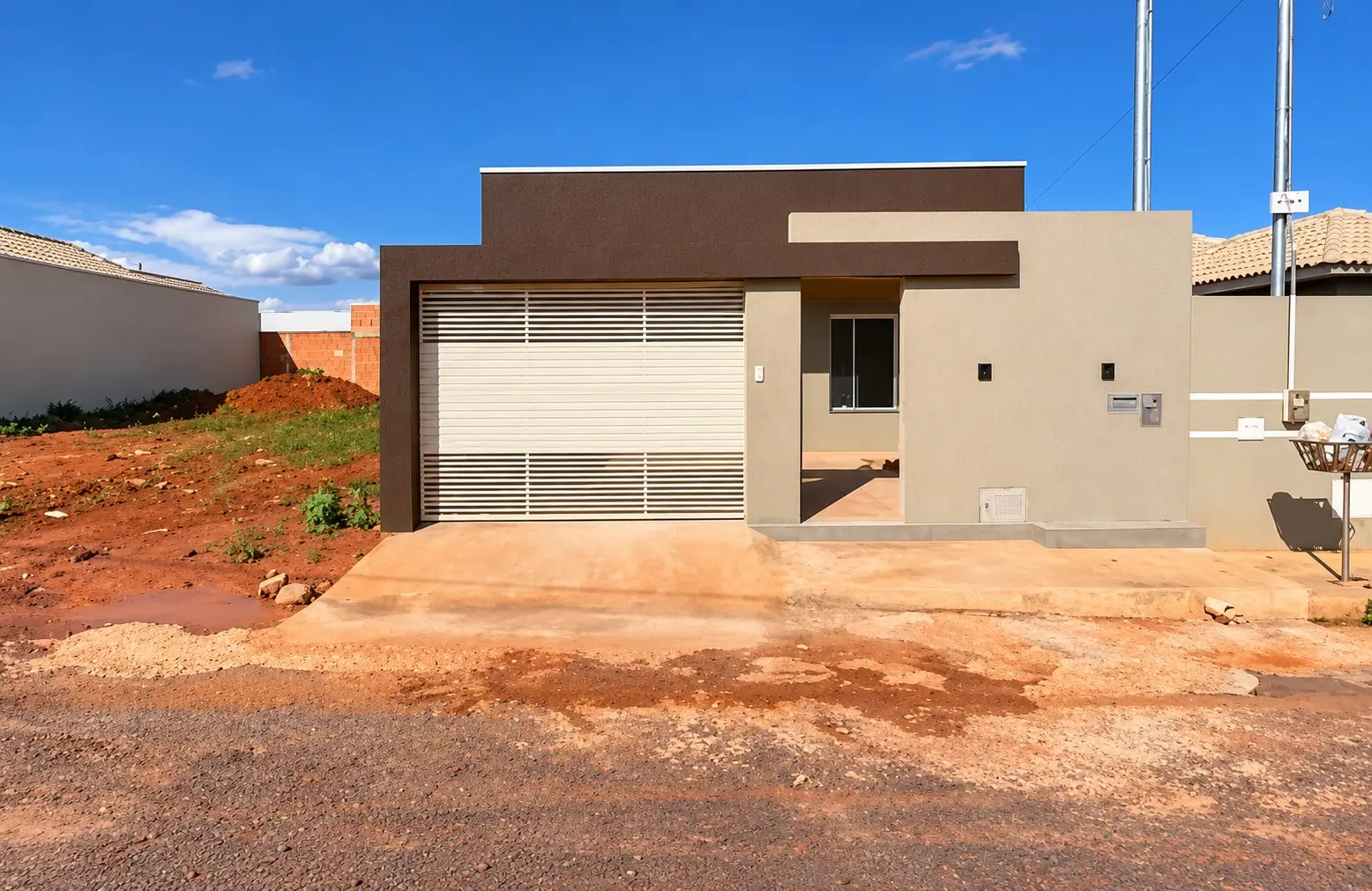 Pedreiro constrói casa pequena em terreno de 150 m² e mostra como a distribuição dos cômodos pode fazer o imóvel parecer maior