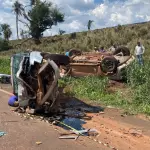 Colisão provocou o capotamento dos dois veículos. (Foto: Reprodução)
