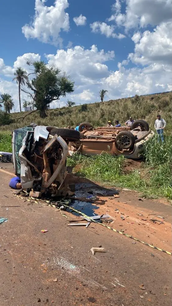 Colisão provocou o capotamento dos dois veículos. (Foto: Reprodução)