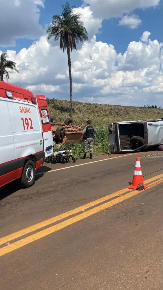 Colisão provocou o capotamento dos dois veículos. (Foto: Reprodução)