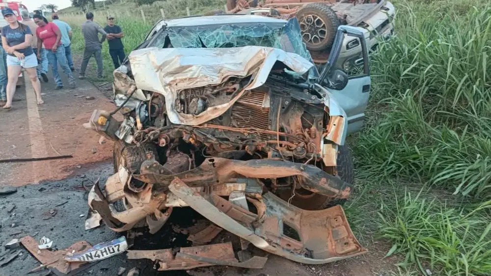 Colisão provocou o capotamento dos dois veículos. (Foto: Reprodução)