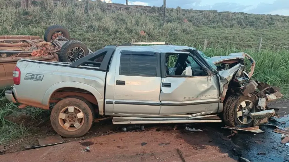 Colisão provocou o capotamento dos dois veículos. (Foto: Reprodução)