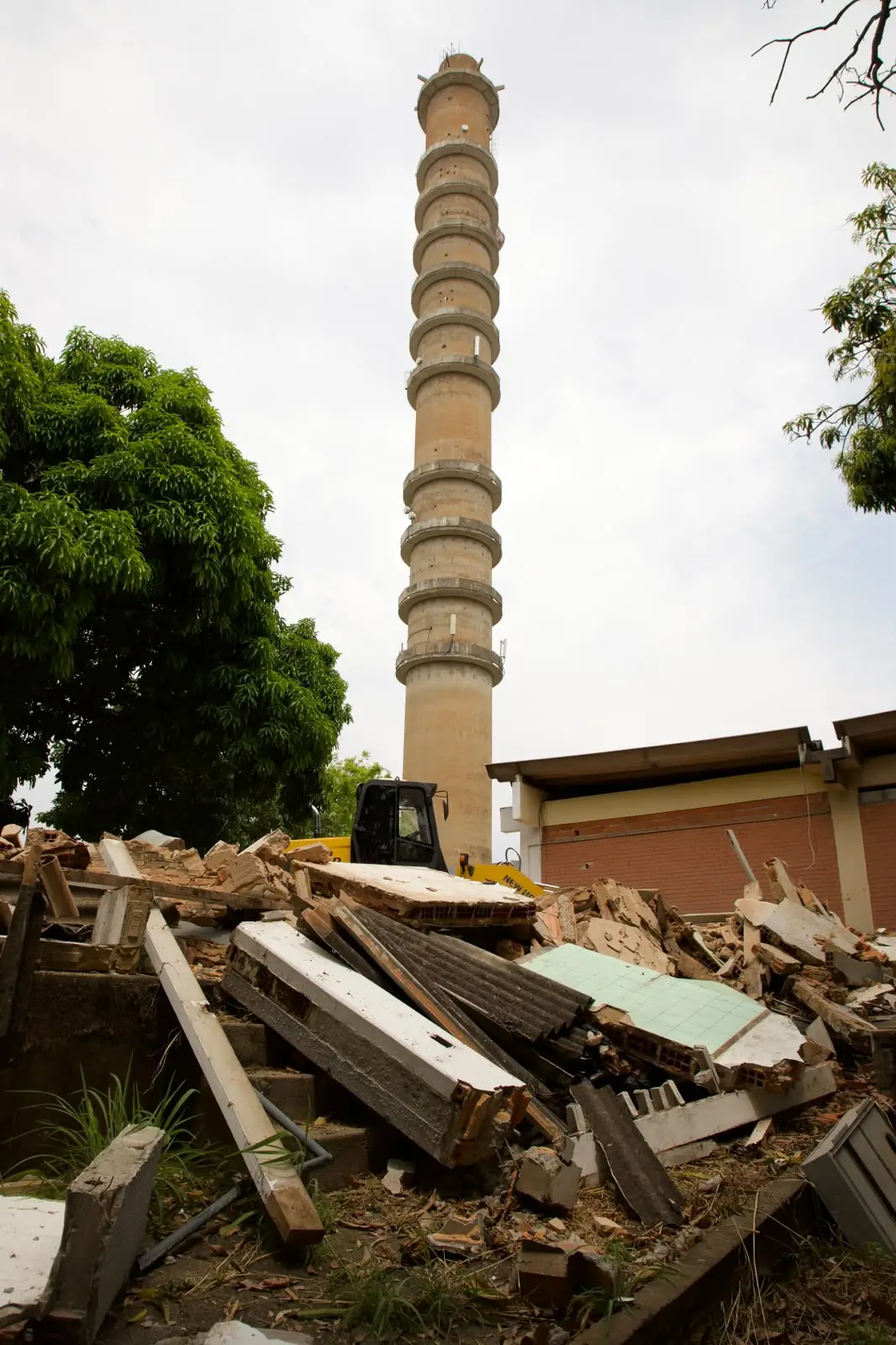 Estrutura de concreto que marca a paisagem do Parque da Serrinha. (Foto: Reprodução/Bárbara Melo e Edinan Ferreira)