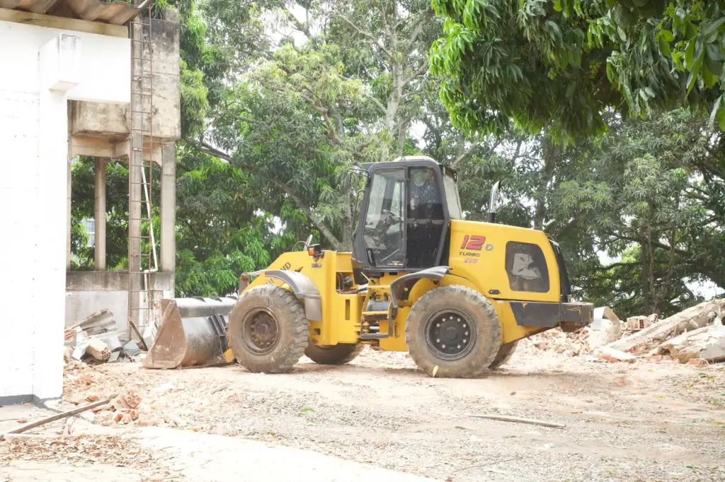 Máquinas atuam nas obras do Parque da Serrinha. (Foto: Reprodução/Bárbara Melo e Edinan Ferreira)