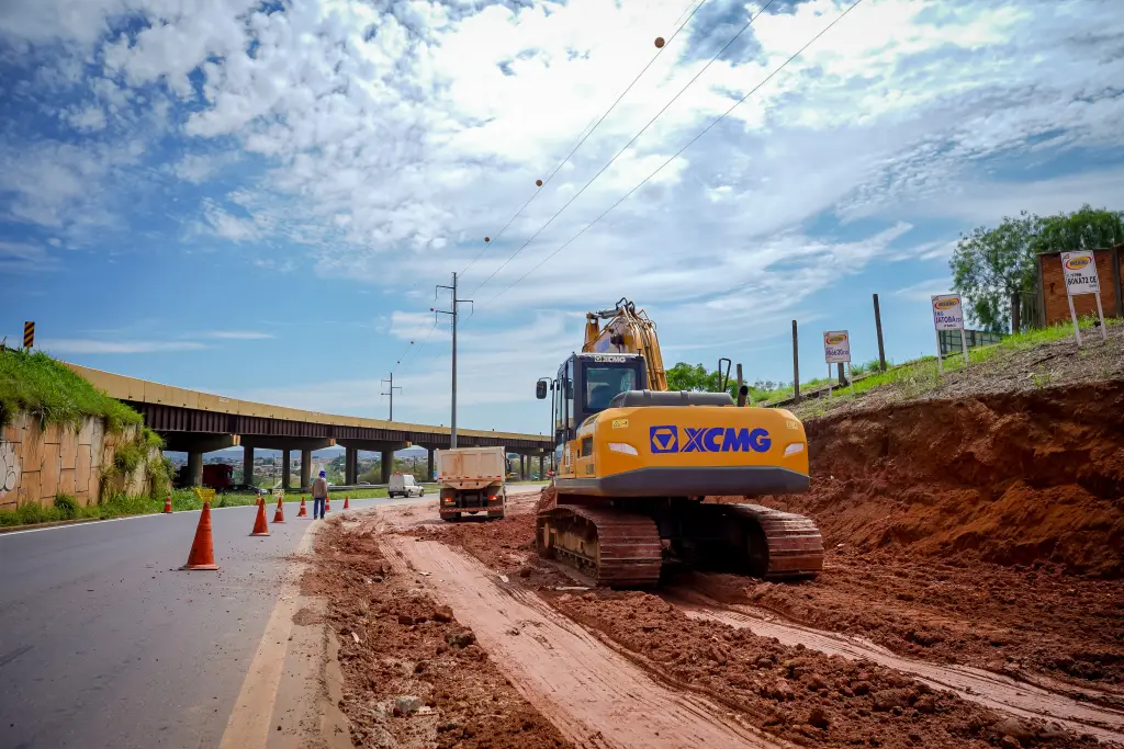 Equipes trabalham na ampliação da alça de acesso ao Trevo da Havan, que terá o dobro de faixas. (Foto: Prefeitura de Anápolis/Paulo de Tarso)
