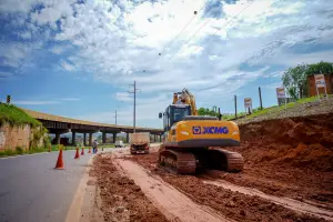 Equipes trabalham na ampliação da alça de acesso ao Trevo da Havan, que terá o dobro de faixas. (Foto: Prefeitura de Anápolis/Paulo de Tarso)