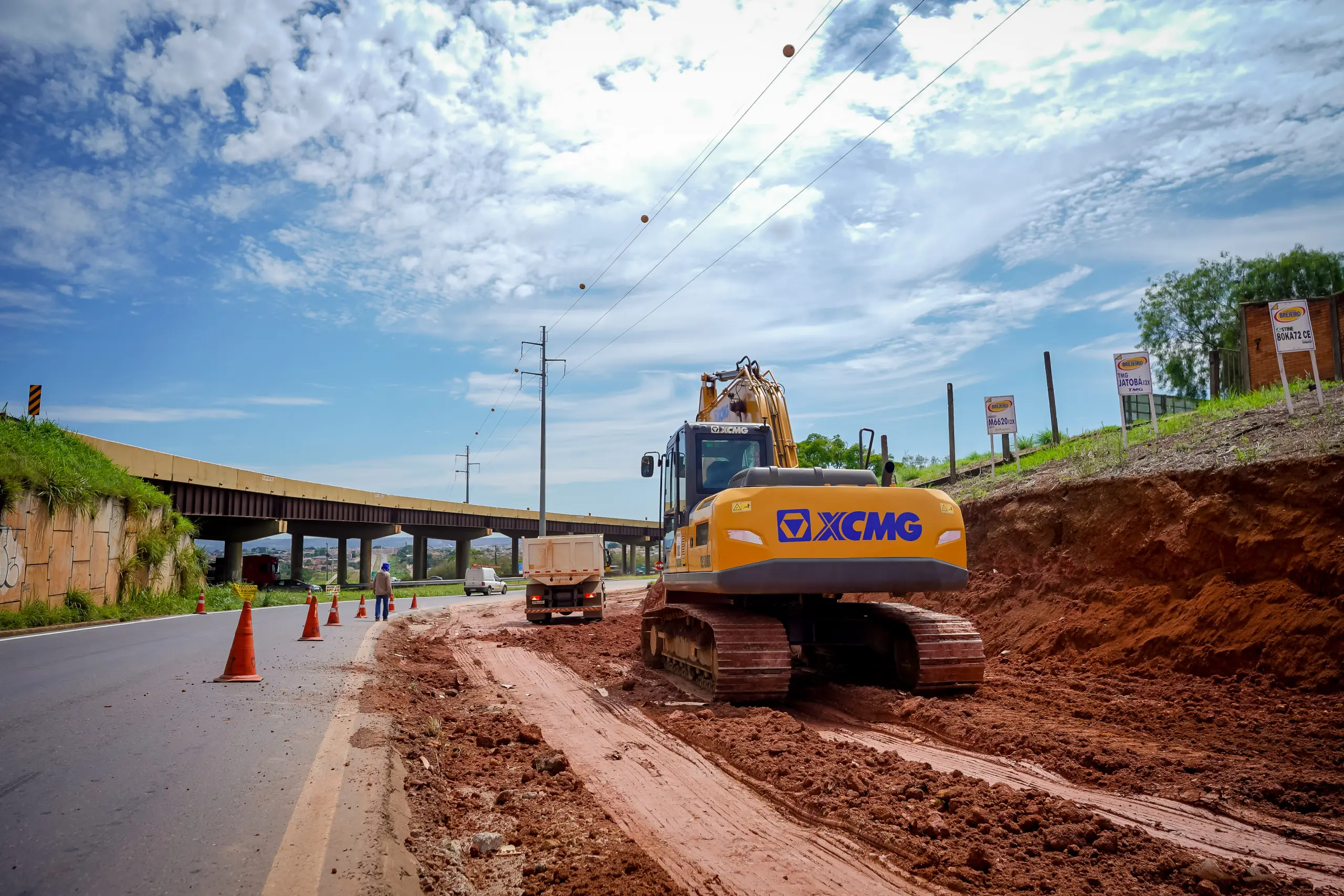 Equipes trabalham na ampliação da alça de acesso ao Trevo da Havan, que terá o dobro de faixas. (Foto: Prefeitura de Anápolis/Paulo de Tarso)