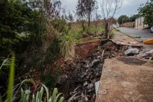 Um dos bairros incluídos no decreto de situação de emergência é a Vila Brasil, onde há registros de erosões.