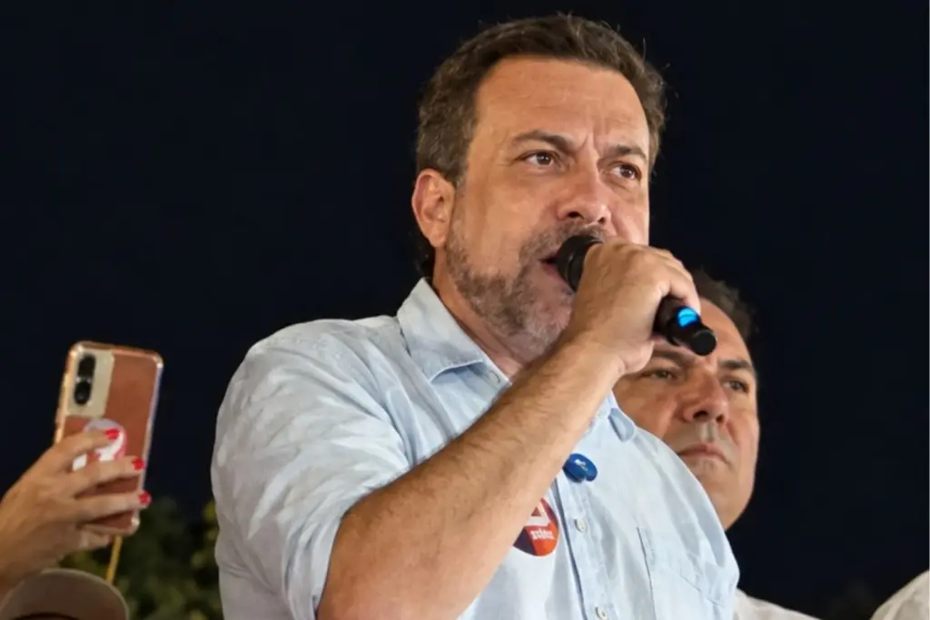 "Hoje é o dia que vai ficar para os livros de história do Brasil", diz Boulos em Goiânia