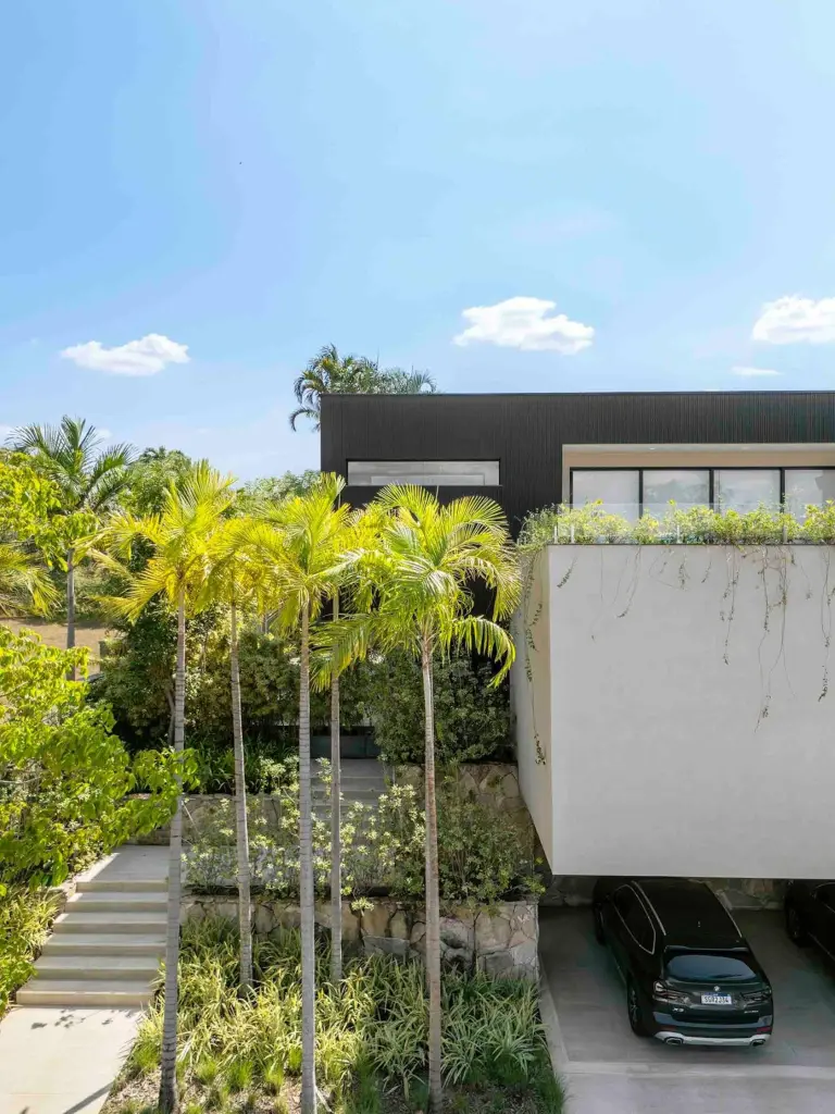 casa construída acima do nível da rua
