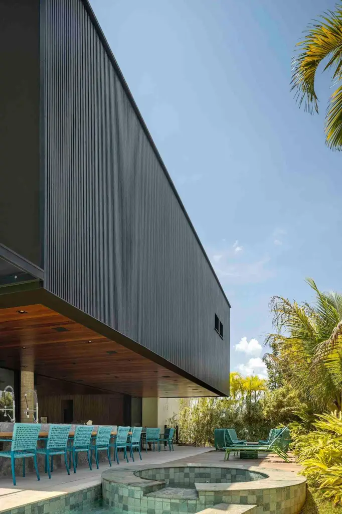 casa construída acima do nível da rua