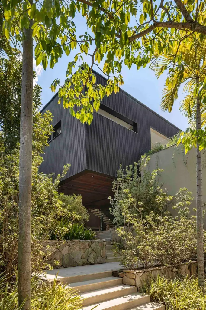 casa construída acima do nível da rua