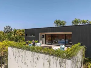 casa construída acima do nível da rua