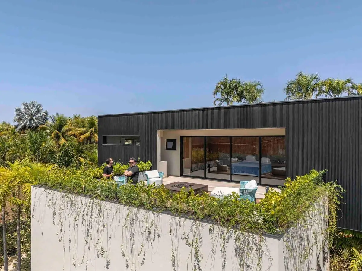 casa construída acima do nível da rua