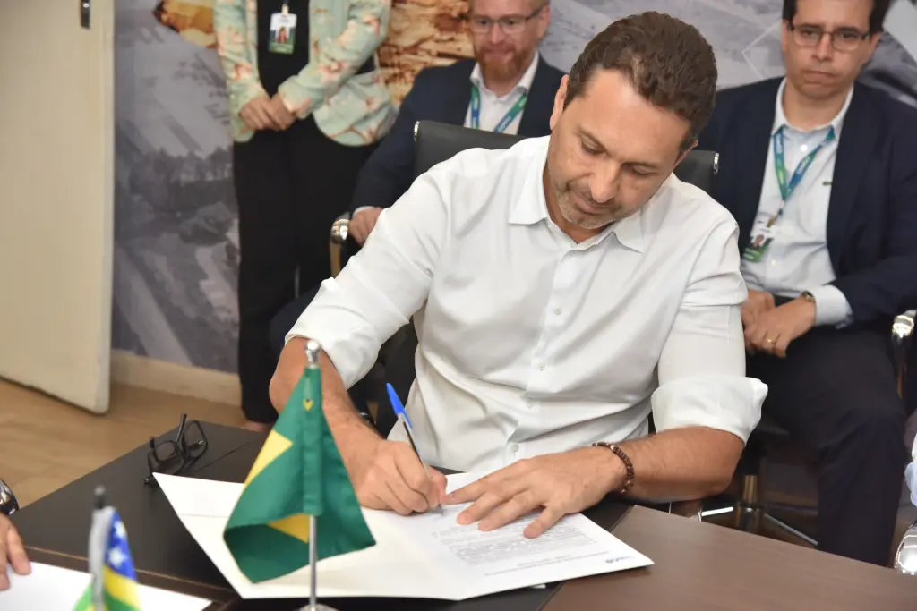 refeito Leandro Vilela assina documento durante lançamento da segunda etapa de seleção de empresas para o Dianot (Foto: Divulgação/Jhonney Macena)