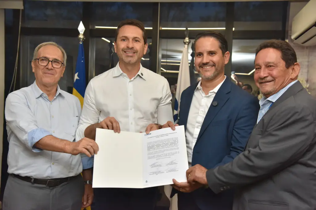 Autoridades do Governo de Goiás e da Prefeitura de Aparecida apresentam documento assinado durante evento de lançamento do novo edital de ocupação do Dianot.